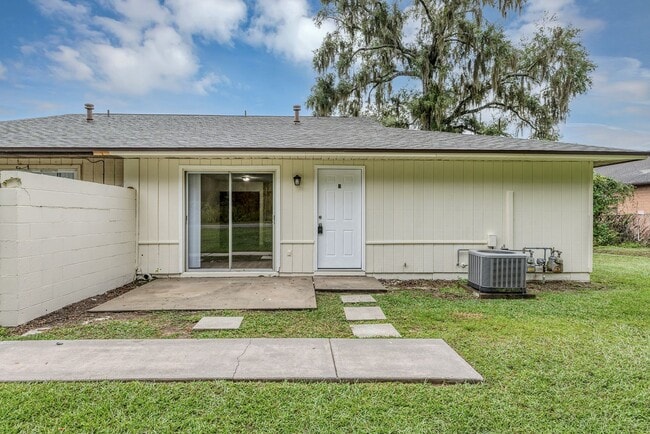Building Photo - Charming 2-Bedroom Apartment for Rent – Great Location in Ocala! Deposit-Free Move-In Available!