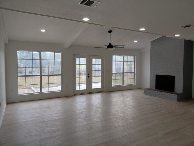 Photo - 3/2/2 Newly remodeled home with new appliances, flooring and much more!