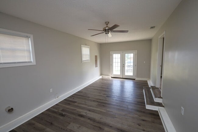 Photo - 1103 W Railroad St