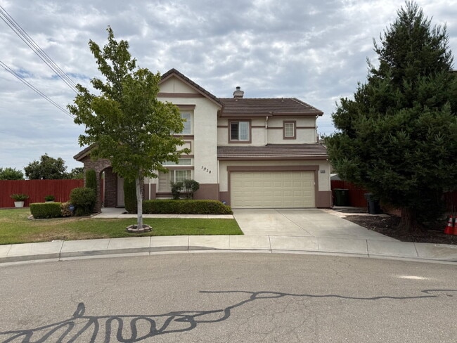 Building Photo - Gorgeous 5 Bedroom, 3 Bathroom Home With a Pool in perfect Tracy Location