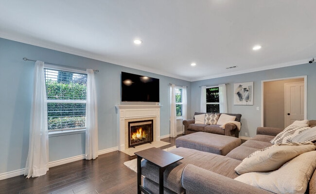 Photo - 4242 Van Nuys Blvd