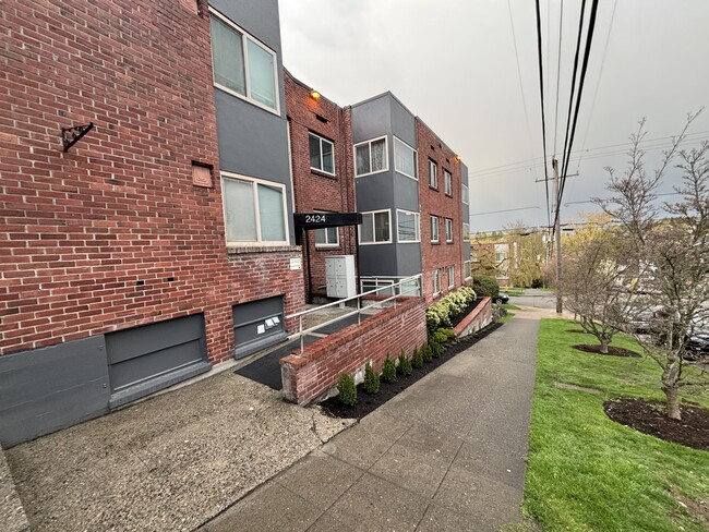 Building Photo - 2424 E Denny Way Rental