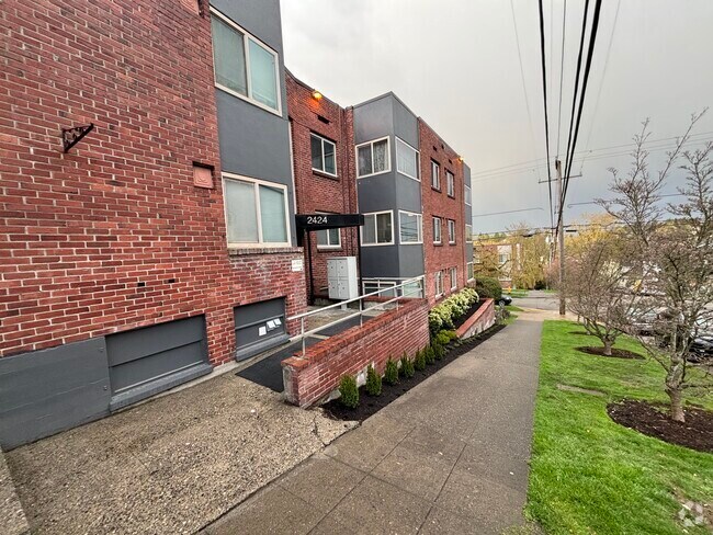 Building Photo - 2424 E Denny Way Rental