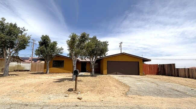 Building Photo - Priced to Rent Fast!!