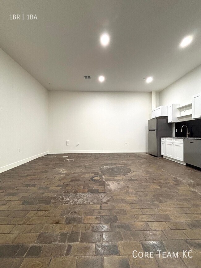 Photo - 3100 E Gillham Plaza Unit 205