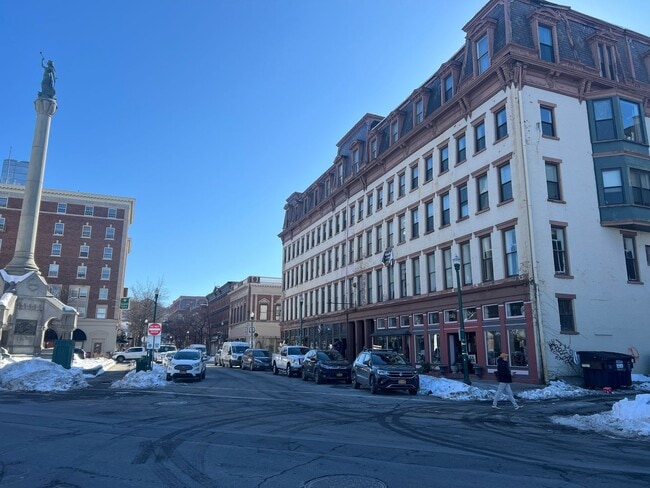 Building Photo - Beautiful 2Bedroom Apartment Unit 412