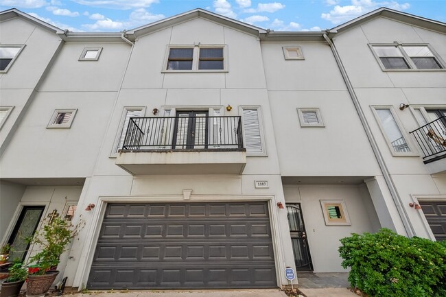 Building Photo - 1107 St Charles St