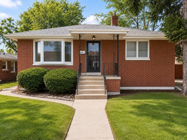 Building Photo - 3818 Towle Ave