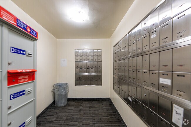 Hall d'entrée - 898 Jane St