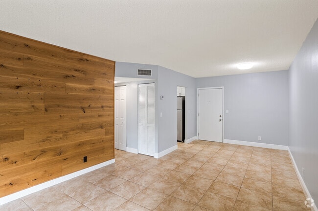 1BR, 1BA - 632SF - Living Room / Dining Room