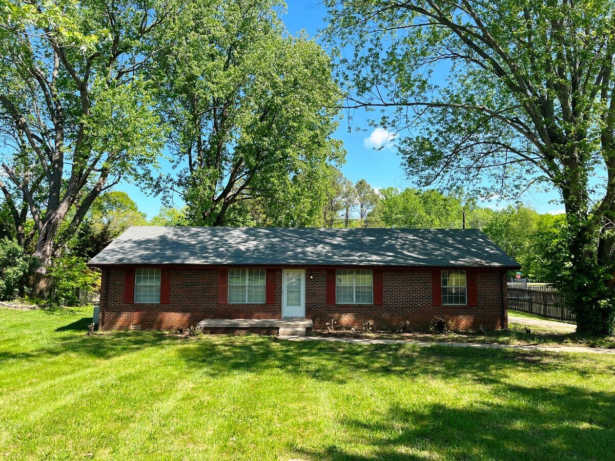 Coming Soon! Cute ranch style home in grea... House Rental in