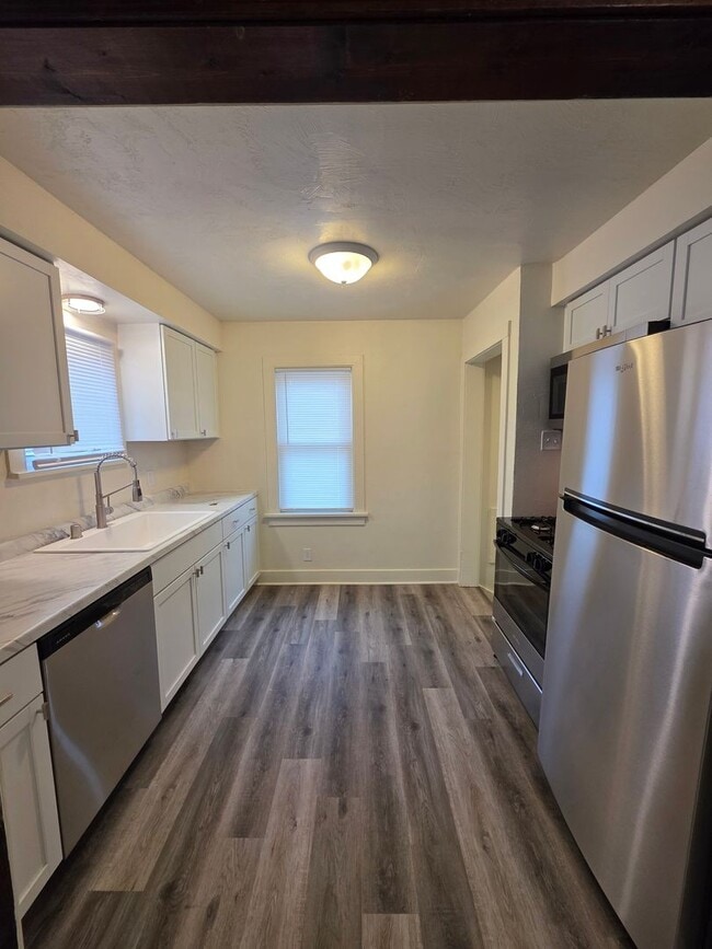 Photo - 806 Waverly Pl