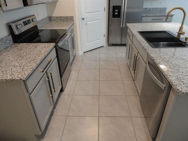 216 Hickory Crse Trl