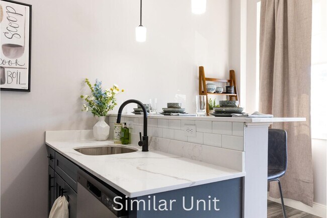 Photo - 1555 Elm St