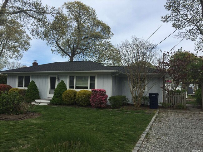 Photo - 13 Whiting Rd House
