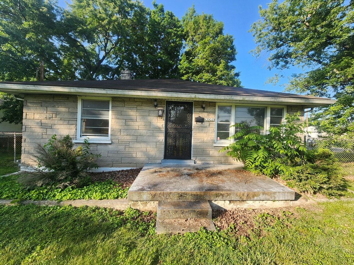 Charming 2 bedroom 1 bath with large rooms... - Charming 2 bedroom 1 bath with large rooms...