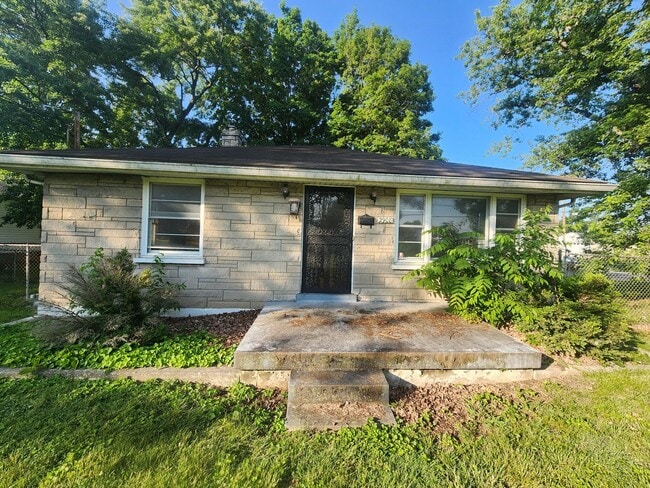 Charming 2 bedroom 1 bath with large rooms... - Charming 2 bedroom 1 bath with large rooms... House