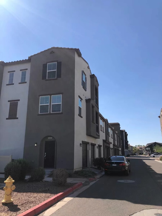 2337 E Huntington Dr