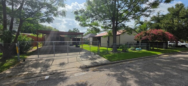 Building Photo - 2110 5th St