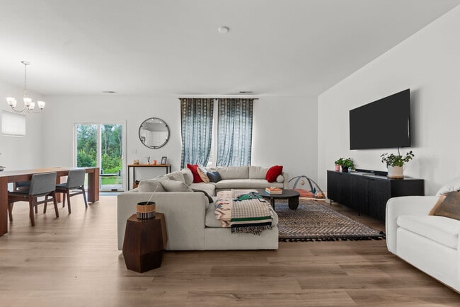 Photo - 101 Enfield Dr