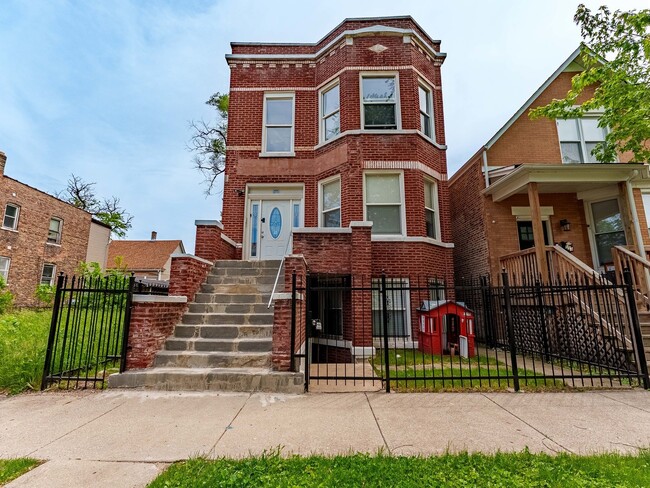 Building Photo - 555 N Lawler Ave