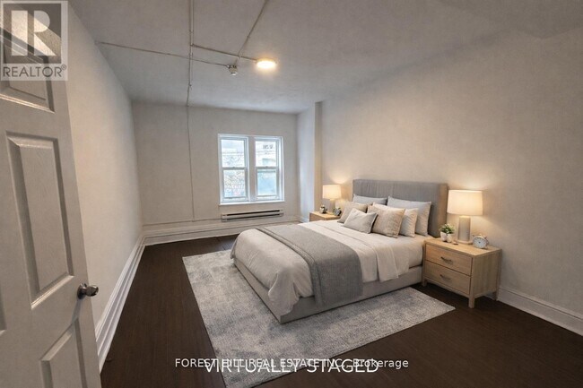 Photo - 132 Dundas St E