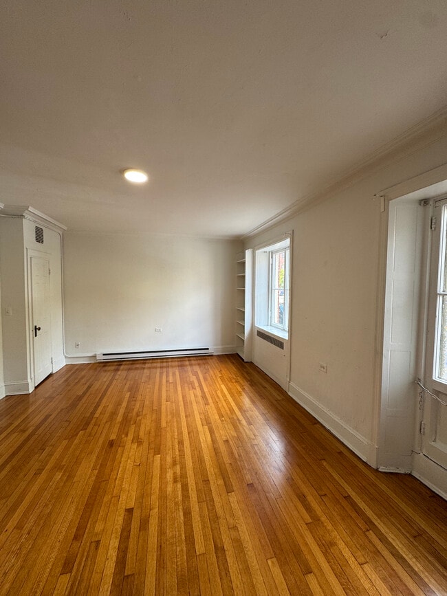 Photo - 107 W Monument St