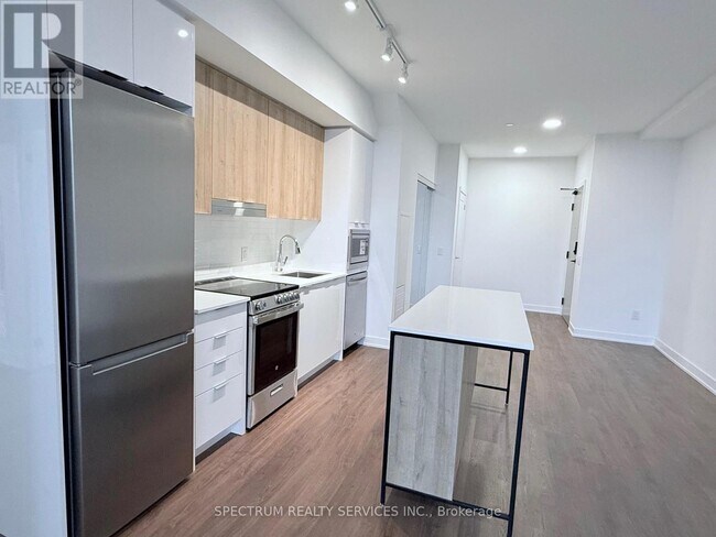 Photo - 5081 Hurontario St Unit 426