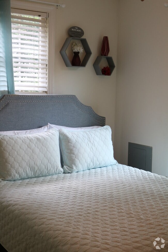 Building Photo - "Charming Furnished 2-Bedroom Home in Colu...