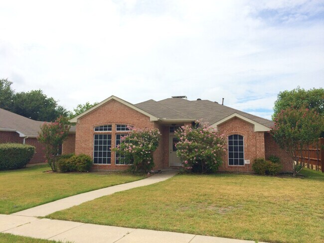 Building Photo - Spacious 3/2/2 in Allen! Laminate Wood Flo...