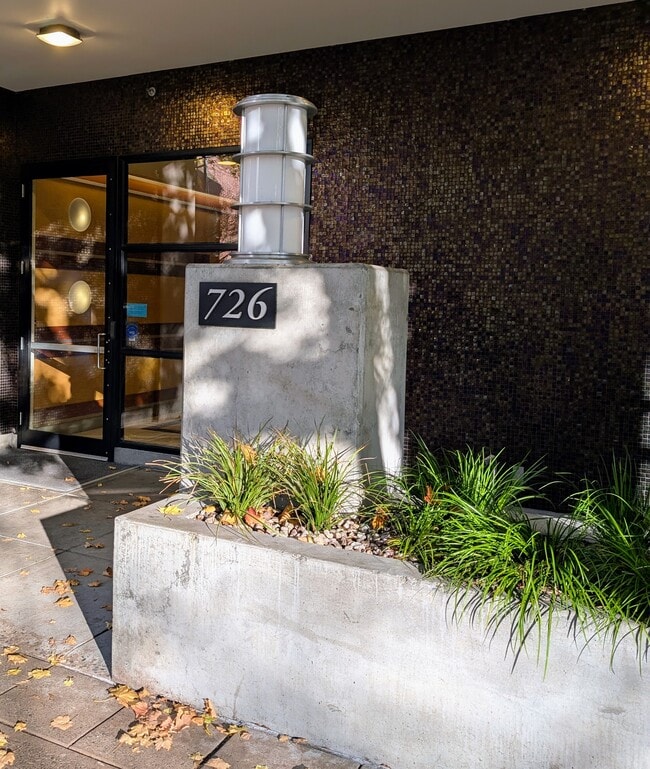 Building Photo - 726 NW 11th Ave Unit 106