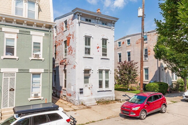 Building Photo - 2235 Victor St