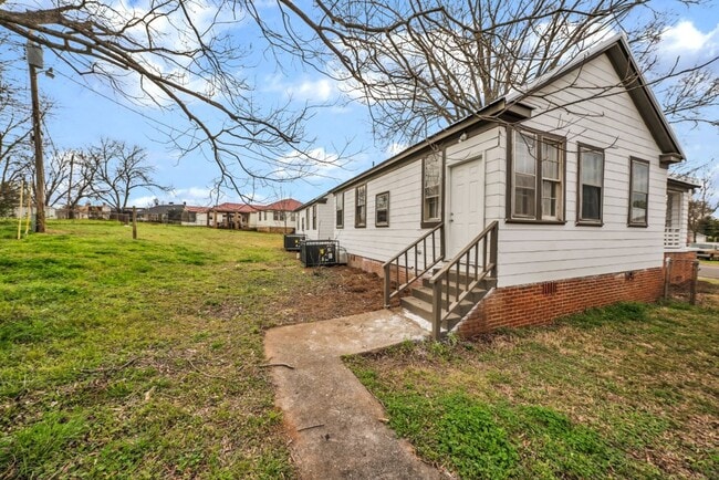 Photo - Spacious 2-Bedroom Duplex in Talladega – M...