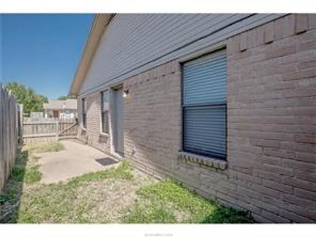 Photo - Great 2 bedroom duplex in convenient location