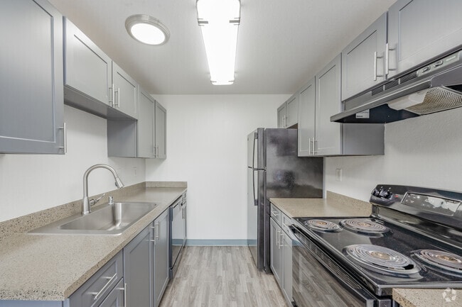 2BR, 2BA - 923SF - Kitchen