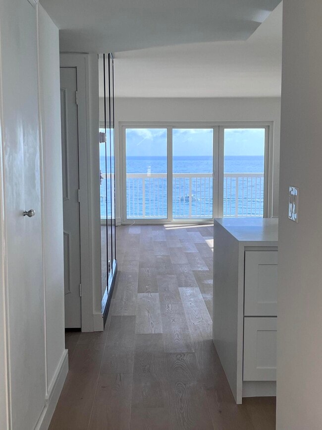 Photo - 1069 Hillsboro Mile Unidad 801