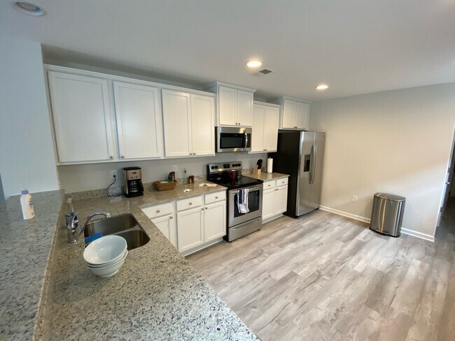 Photo - 207 Royal Way