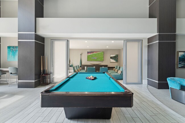 Juega una partida de billar en nuestro salón para residentes. - Mallory Square