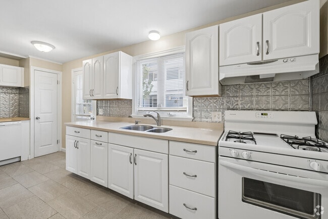 1BR, 1BA - 1,000SF - Kitchen