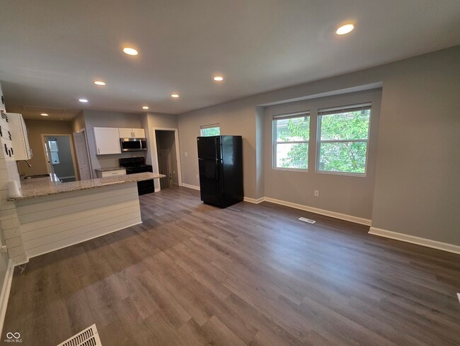 Photo - 836 Lasalle St