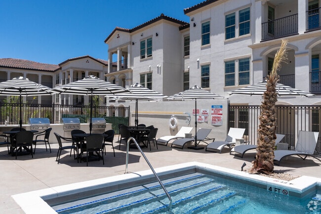 BBQ Grills - Las Mansiones at Eastlake