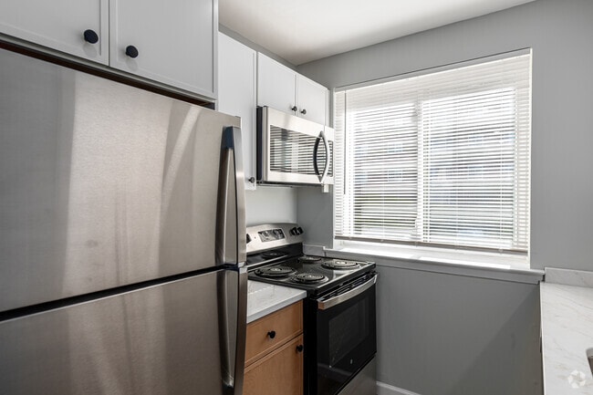 1BR, 1BA - Kitchen - New Country Club Estates