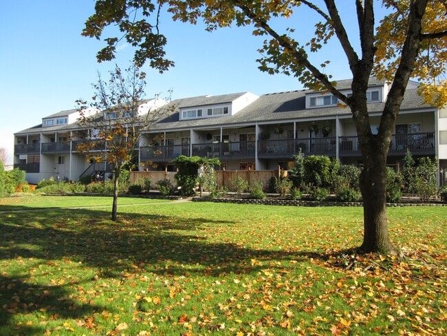 Building Photo - Charming Condo in Gated Community