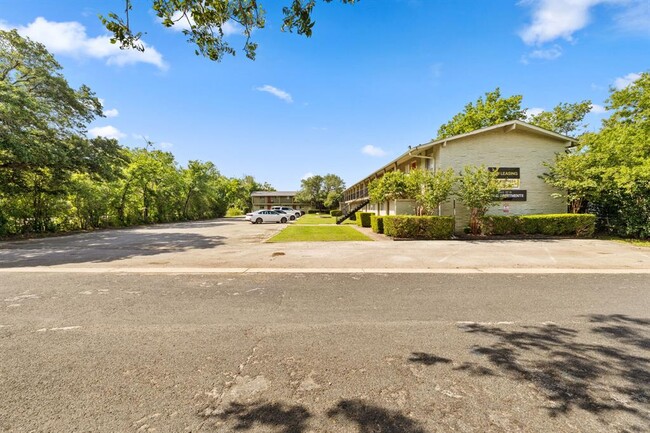 Photo - 806 E 13th St Unit 105