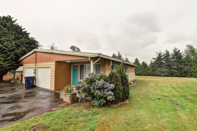 Building Photo - 15829 Manor Way Unit #2