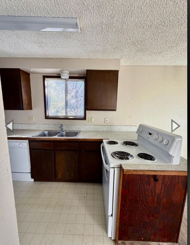 Building Photo - 2bdrm, 1 bath apartment in Moyina Heights. Water,sewer & garbage included