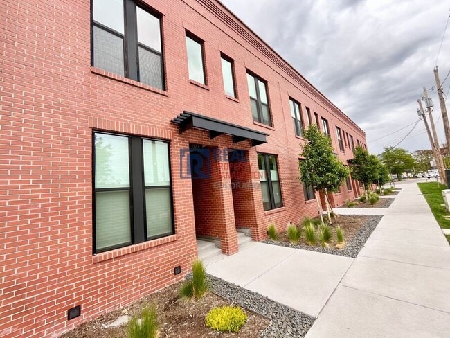 Building Photo - 961 33rd St Rental