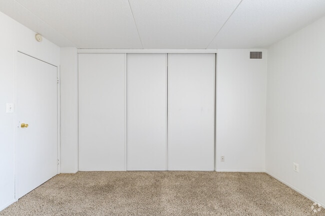 1HAB, 1BA - 704 ft² - Parkview Tower Apartments