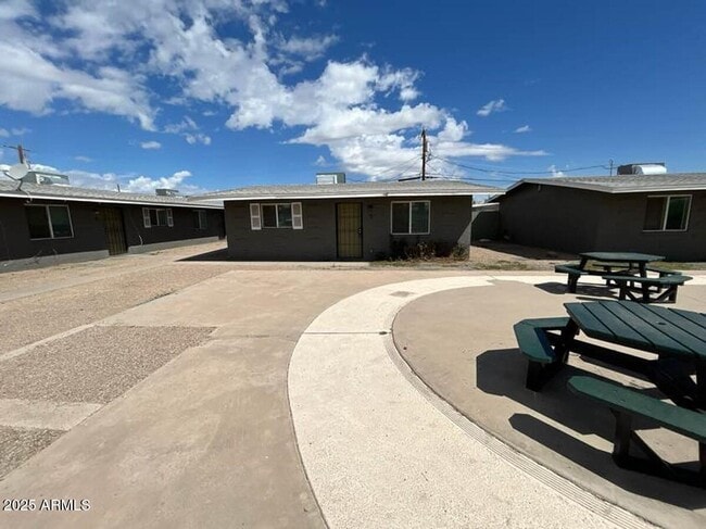 Building Photo - 2202 W Devonshire Ave Unit 3