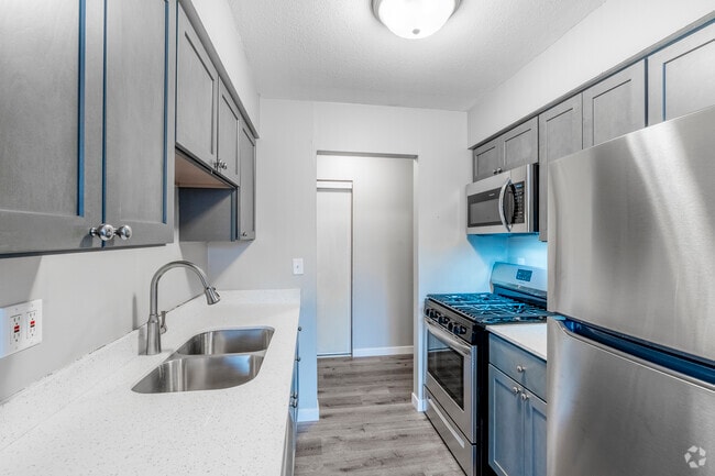 Douglas Drive Terrace - Kitchen 1BR, 1BA - 750SF - Kitchen